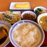 東川口食堂 - 鯖の煮付け、ちょいと味が濃い。
