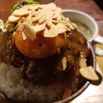 Meat Eat Up ↑ ↑ - ハンバーグ丼＋ガーリックチップス。このハンバーグ、中がレア。レア大好き！以前池袋の札幌●亭でもレアがあったが、どんどんウェルダンになり、行かなくなってしまった。これからはここだな♪白飯だけ改善希望~笑