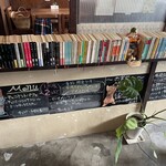 カフェイチマルマルイチ - チョコミントと猫が好きなのかな？という店内でした