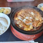 錦 - 料理写真:カツ煮定食(￥８８０)、小鉢、御新香、味噌汁付き