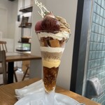 Fruit Chef The Shop - 和栗のパフェ¥4,200(美しい層にもなっていてカップの中にも和栗がごろごろいっぱい入っていて美味しい)