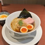 酒肴場 屯 - 津軽煮干し中華蕎麦（味玉入り）¥950、【限定】名古屋コーチン卵かけご飯¥100