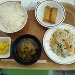 横浜市立大学生協 医学部食堂 - 料理写真:提供品一式(肉野菜炒めと春巻き定食)