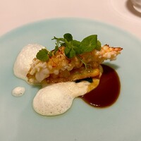 レミニセンス - オイスターソースでソテーした赤座海老　湯葉のピューレと法蓮草のソテー　湯葉とあられのフリット　アメリケーヌソース　豆乳の泡