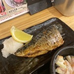 屋台居酒屋 大阪 満マル - 鯖は半身の半身ですが、レモンも付いて悪くないです