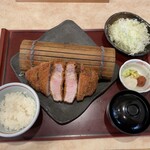 Tonkatsu Murahachi - 特ロースかつ定食（250g） 1958円
      