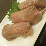 牛タン炙り寿司（３貫）・９８０円