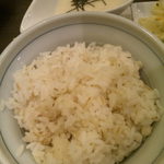 炭火牛タン焼　しおや - 麦飯の盛りっぷりが好いです