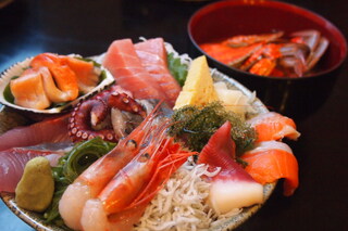 h Ichiba Shokudou Sakana Ya - 『海鮮丼』約10種類の旬のネタが入りランチ￥1500ディナー￥2300