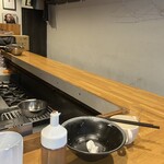 奈都利家 - カウンター7.8席でシンプルなつくりです