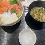 Maguro Tei - サーモンネギとろ丼にえんがわをトッピング