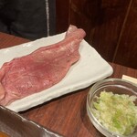 焼肉TABLEさんたま - なまタンステーキ（871円）税込【令和5年10月17日撮影】