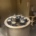 参鶏湯 人ル - このお鍋を囲うようにテーブルがありました。