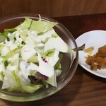 キッチン ブルー グローブ - サラダ、お新香のアップ