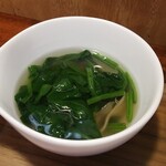 キッチン ブルー グローブ - ほうれん草スープのアップ