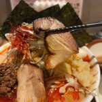 四川担々麺 どういうわけで、 - チャーシューリフト。小さめです。