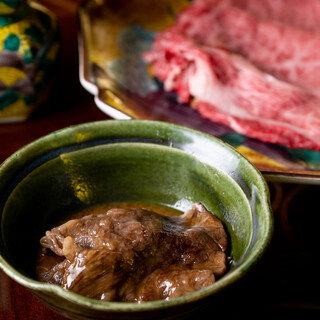 Enjoy the exquisite flavor of Yonezawa beef in ``sukiyaki'' and `` shabu shabu.''