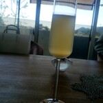 コンヴィヴィアリテ・イチノセ - ベリーニ    大きな窓の向こうには田園風景が拡がっています。