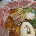 MOON & BACK Ramen Bar & Branch Cafe - 炙り国産黒毛和牛、醤油ラーメンうさぎマークの味卵付き