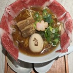 MOON & BACK Ramen Bar & Branch Cafe - 炙り国産黒毛和牛、醤油ラーメンうさぎマークの味卵付き