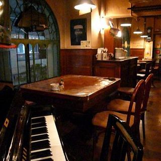 ピアノ生演奏による「音楽の贈り物」で記念日に華を添えて