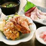 Sashimi and fried chicken set