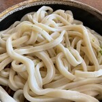 Shiyouhei Udon - ちょっと茶色の麺　右側には柚子の皮がかかっています