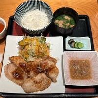 みなも - 茶美豚 生姜焼き定食(1,800円)
                    ごはん･味噌汁･サラダ･小鉢付き
