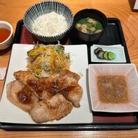 みなも - 茶美豚 生姜焼き定食(1,800円)
                    ごはん･味噌汁･サラダ･小鉢付き