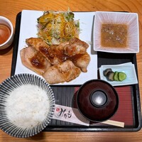 みなも - 茶美豚 生姜焼き定食(1,800円)
                    ごはん･味噌汁･サラダ･小鉢付き