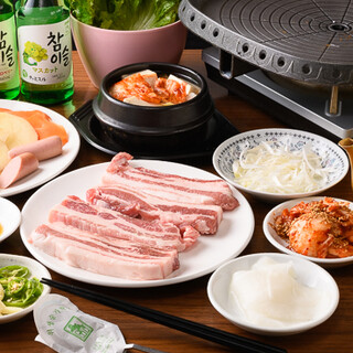 用讲究的自制酱汁品尝的韩式烤猪五花肉☆超值套餐◎
