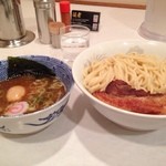 頑者 - つけめん特盛りあつもり味玉アブリチャーシュー！  あつもりのほうが、つけ汁が冷めるのが少し遅い、かな。そんな気分。