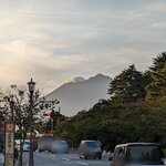 スターバックスコーヒー - お店を出ると弘前公園と岩木山