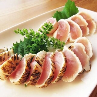 A variety of special dishes such as tender chicken sashimi and horse sashimi♪