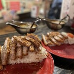 カレー屋アカマル - 『牛すじ炙りチーズカツカレー赤卵目玉焼き¥2,150』
      『牛すじ炙りチーズ半ライス半カツカレー赤卵目玉焼き¥1,700』
      『サッポロクラシック中瓶¥800』×2