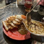 カレー屋アカマル - 『牛すじ炙りチーズカツカレー赤卵目玉焼き¥2,150』
      『牛すじ炙りチーズ半ライス半カツカレー赤卵目玉焼き¥1,700』
      『サッポロクラシック中瓶¥800』×2