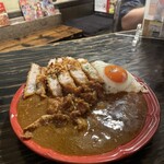 カレー屋アカマル - 『牛すじ炙りチーズカツカレー赤卵目玉焼き¥2,150』
      『牛すじ炙りチーズ半ライス半カツカレー赤卵目玉焼き¥1,700』
      『サッポロクラシック中瓶¥800』×2