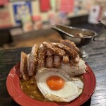 カレー屋アカマル - 『牛すじ炙りチーズカツカレー赤卵目玉焼き¥2,150』
      『牛すじ炙りチーズ半ライス半カツカレー赤卵目玉焼き¥1,700』
      『サッポロクラシック中瓶¥800』×2