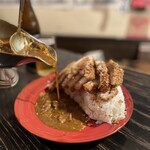 カレー屋アカマル - 『牛すじ炙りチーズカツカレー赤卵目玉焼き¥2,150』
      『牛すじ炙りチーズ半ライス半カツカレー赤卵目玉焼き¥1,700』
      『サッポロクラシック中瓶¥800』×2