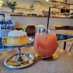 カフェ マコリンヌ - プリン450円 ブラッドオレンジジュース 450円