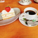 美山　フリアン - ケーキセット(いちごケーキ、ホットコーヒー)