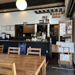 オアシスなんもく - 明るい店内