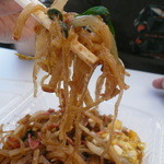 タイレストラン　リナ - 2013年10月2７日　やまと世界の屋台村で購入したパッタイ（４００円）