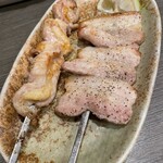 炭焼小屋竜ちゃん - 串あぶりの豚バラとせせり