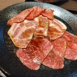 黒毛和牛焼肉 白か黒 - 