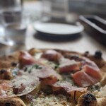 AWkitchen GARDEN - 本日のピザはゴルゴンゾーラと‥ハモンセラーノ、だったか‥ただの生ハムだったか。なんかのピザ。