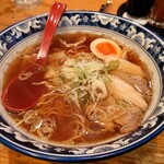 中華 はせ川 - 醤油ラーメン　715円／超細麺で食べやすく、何よりスープが美味しいからやめられない！