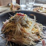 AWkitchen GARDEN - しらすとみょうがのペペロンチーノ。ガーリック、苦手なんだけどこれは食べられました。味付けは優しくて美味しかったです。茹で加減にもよるのでしょうが、パスタよりはピザ派かな(⁠◔⁠‿⁠◔⁠)