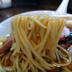 自家製麺 うるち - 自家製の中太ストレート麺。