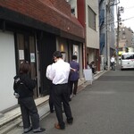 自家製麺 うるち - 平日12:18並び5名。お隣の「みつヰ」さんは整理券方式で並び3名。